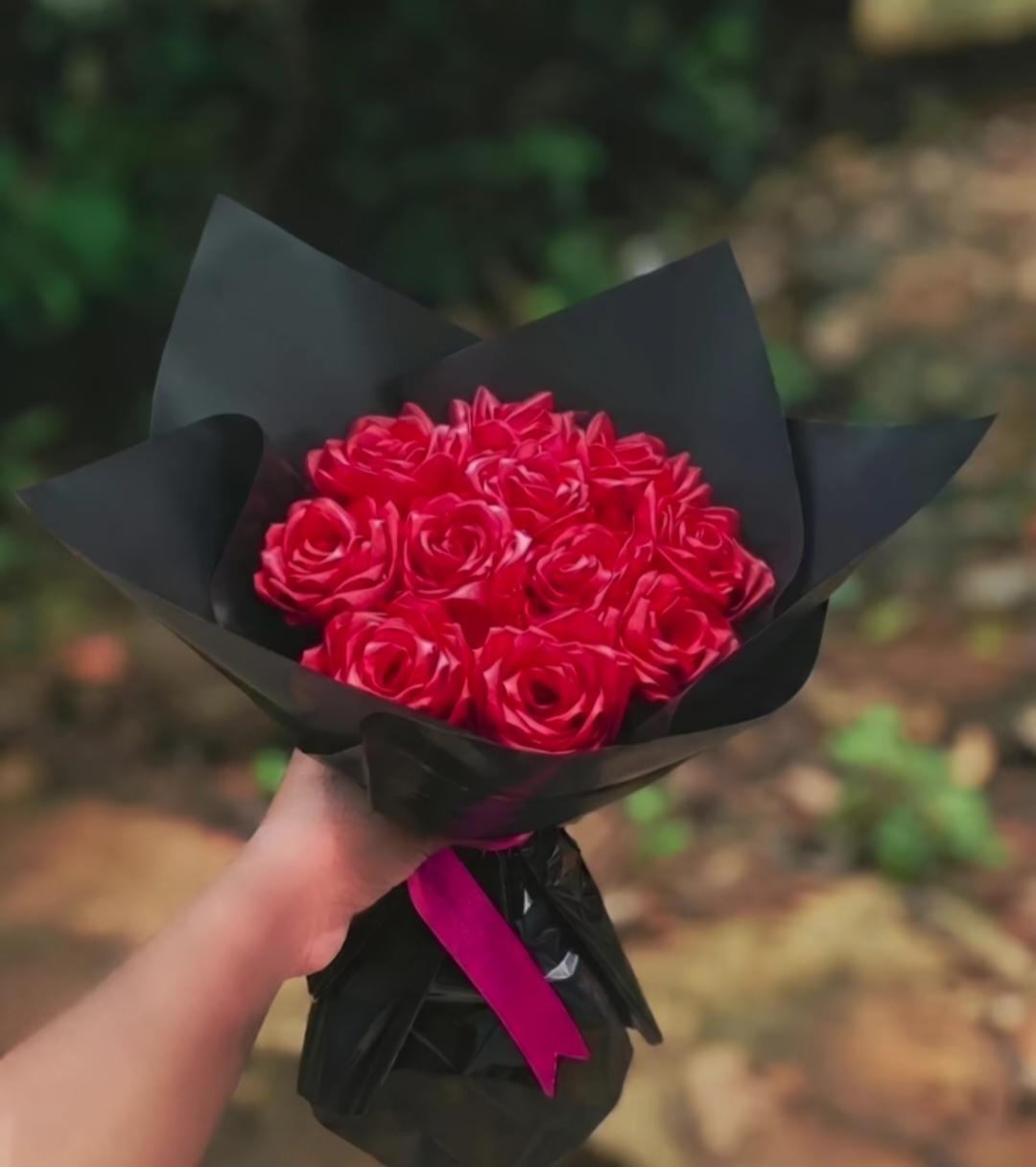 LUMIIX red rose bouquet wrapped in black with a pink ribbon